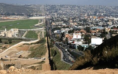 La inseguridad en la frontera norte de México afecta la vida diaria y la economía, con aumentos alarmantes en homicidios y criminalidad.