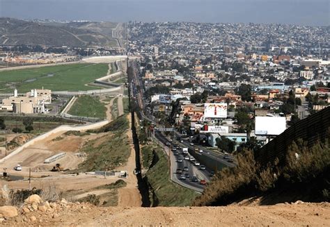 La inseguridad en la frontera norte de México afecta la vida diaria y la economía, con aumentos alarmantes en homicidios y criminalidad.