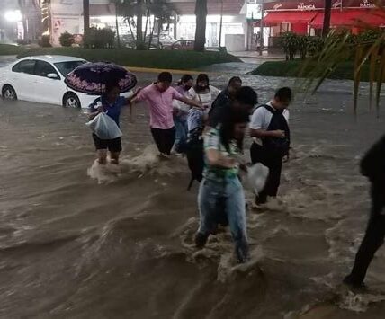 Acapulco enfrenta una crisis por inundaciones, dejando a miles de personas sin hogar y servicios básicos. Se requieren donaciones y ayuda urgente para los afectados.