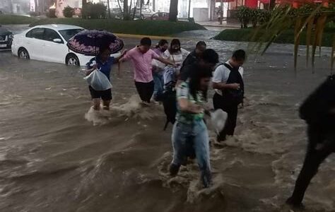 Acapulco enfrenta una crisis por inundaciones, dejando a miles de personas sin hogar y servicios básicos. Se requieren donaciones y ayuda urgente para los afectados.