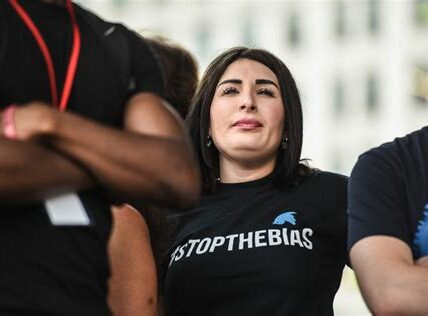 Laura Loomer, a sus 30 años, destaca por su activismo provocador y apoyo a Trump, consolidándose en la extrema derecha estadounidense pese a las controversias.