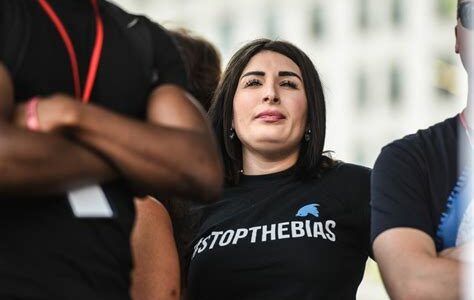 Laura Loomer, a sus 30 años, destaca por su activismo provocador y apoyo a Trump, consolidándose en la extrema derecha estadounidense pese a las controversias.