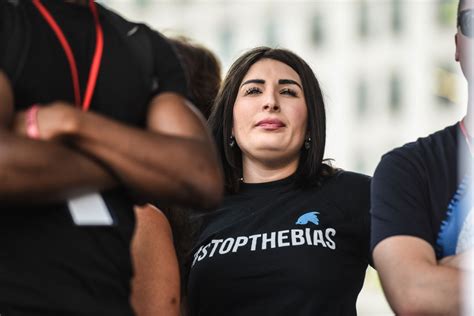 Laura Loomer, a sus 30 años, destaca por su activismo provocador y apoyo a Trump, consolidándose en la extrema derecha estadounidense pese a las controversias.