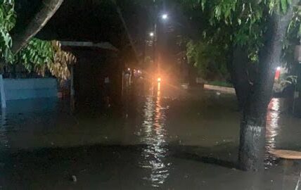 Más de 40 colonias y el aeropuerto de Acapulco están inundados por lluvias, afectando gravemente a familias y cancelando vuelos. Equipos de emergencia trabajan para brindar apoyo.