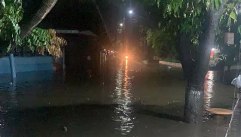 Más de 40 colonias y el aeropuerto de Acapulco están inundados por lluvias, afectando gravemente a familias y cancelando vuelos. Equipos de emergencia trabajan para brindar apoyo.