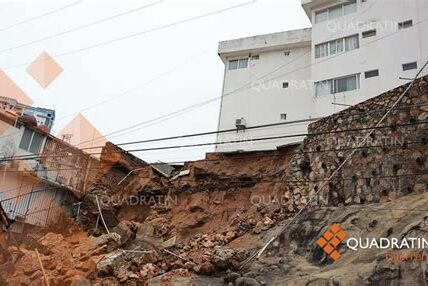 Las lluvias intensas en Acapulco provocaron el colapso de un muro en el hotel Ritz, alertando a turistas y empleados, sin heridos reportados.