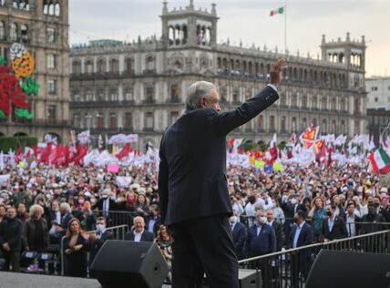 AMLO resalta logros en Chetumal: Tren Maya, bienestar social, empleo, turismo sostenible y mejoras en infraestructura. Urge transparencia y lucha contra la corrupción. Agradece apoyo ciudadano.