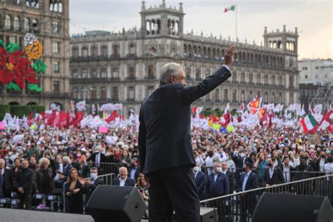 AMLO resalta logros en Chetumal: Tren Maya, bienestar social, empleo, turismo sostenible y mejoras en infraestructura. Urge transparencia y lucha contra la corrupción. Agradece apoyo ciudadano.