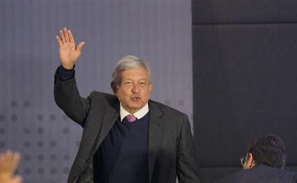 López Obrador llama a no defender a corruptos y reafirma el compromiso de su gobierno con la transparencia y la rendición de cuentas en la lucha contra la corrupción.