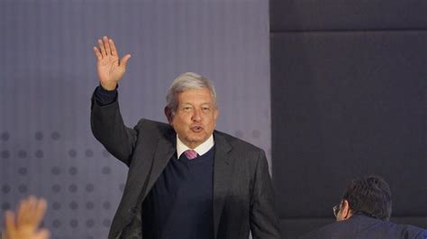 López Obrador llama a no defender a corruptos y reafirma el compromiso de su gobierno con la transparencia y la rendición de cuentas en la lucha contra la corrupción.