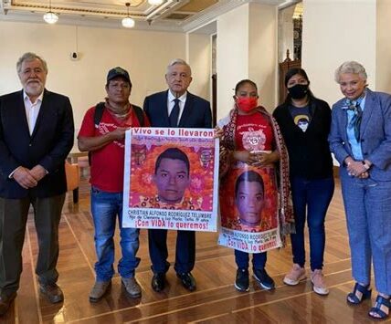 Las familias de Ayotzinapa exigen justicia y resultados concretos al presidente López Obrador, tras casi una década de la desaparición de sus 43 hijos.