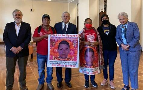 Las familias de Ayotzinapa exigen justicia y resultados concretos al presidente López Obrador, tras casi una década de la desaparición de sus 43 hijos.