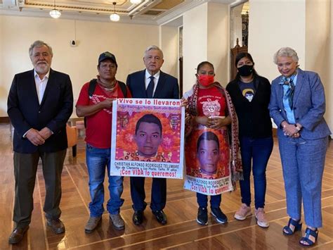 Las familias de Ayotzinapa exigen justicia y resultados concretos al presidente López Obrador, tras casi una década de la desaparición de sus 43 hijos.