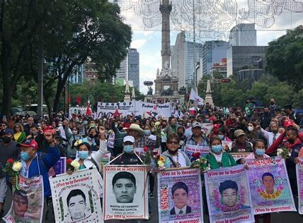 Estudiantes de Ayotzinapa se manifestaron lanzando petardos en el Senado, exigiendo justicia tras nueve años de la desaparición de 43 estudiantes.