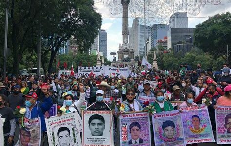 Estudiantes de Ayotzinapa se manifestaron lanzando petardos en el Senado, exigiendo justicia tras nueve años de la desaparición de 43 estudiantes.