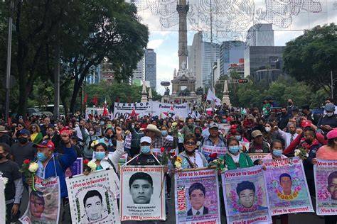 Estudiantes de Ayotzinapa se manifestaron lanzando petardos en el Senado, exigiendo justicia tras nueve años de la desaparición de 43 estudiantes.