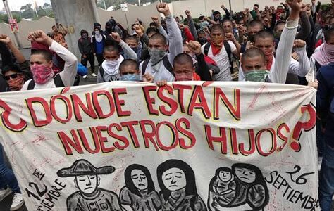 Normalistas y padres de Ayotzinapa exigen justicia con petardos y pintas frente a la Secretaría de Gobernación; se demandan resultados en investigaciones.