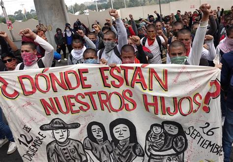 Normalistas y padres de Ayotzinapa exigen justicia con petardos y pintas frente a la Secretaría de Gobernación; se demandan resultados en investigaciones.