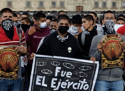 Exigen justicia y respuestas: estudiantes protestan contra AMLO por falta de avances en el caso Ayotzinapa, clamando por acciones concretas y no más promesas.