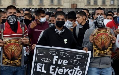 Exigen justicia y respuestas: estudiantes protestan contra AMLO por falta de avances en el caso Ayotzinapa, clamando por acciones concretas y no más promesas.