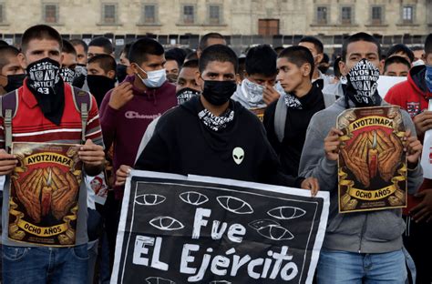 Exigen justicia y respuestas: estudiantes protestan contra AMLO por falta de avances en el caso Ayotzinapa, clamando por acciones concretas y no más promesas.