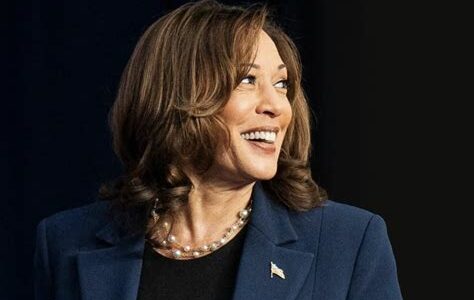 Más de 700 funcionarios apoyan a Kamala Harris, destacando su liderazgo y compromiso en justicia social, salud y economía, pese a crecientes críticas.