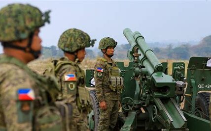 Estados Unidos refuerza su presencia militar en Filipinas para contrarrestar la influencia de China en el Indo-Pacífico, destacando su compromiso con la estabilidad regional.