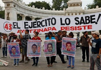 Preocupación por la crecente militarización en México; padres de los 43 de Ayotzinapa exigen justicia y cuestionan la ampliación de facultades al Ejército.