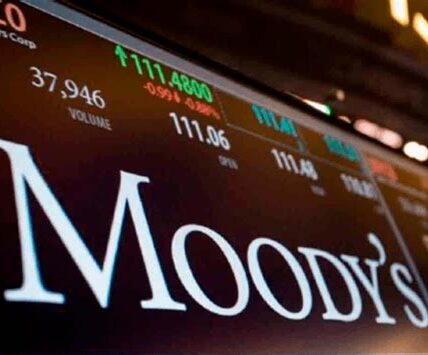 Moody's cambia perspectiva crediticia de Televisa a "negativa" por adquisición de Univisión y competencia de gigantes tecnológicos. Televisa enfrenta desafíos operativos y de deuda.