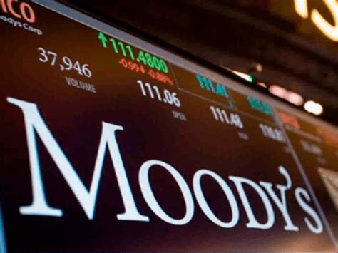 Moody's cambia perspectiva crediticia de Televisa a "negativa" por adquisición de Univisión y competencia de gigantes tecnológicos. Televisa enfrenta desafíos operativos y de deuda.