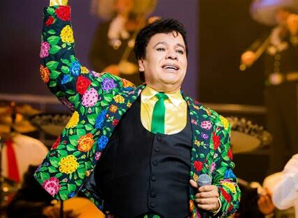 Juan Gabriel ofrecerá una segunda fecha de su espectáculo en CDMX debido a la alta demanda; un tributo imperdible en el Palacio de los Deportes.