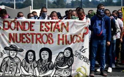 Miles se reunieron en el Zócalo exigiendo justicia para los 43 de Ayotzinapa, demandando transparencia y responsabilidad del gobierno.