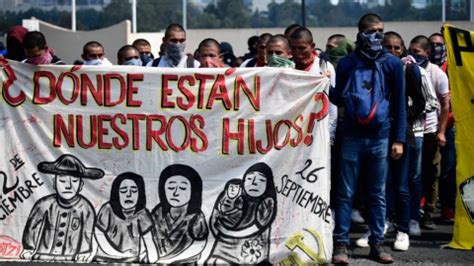 Miles se reunieron en el Zócalo exigiendo justicia para los 43 de Ayotzinapa, demandando transparencia y responsabilidad del gobierno.