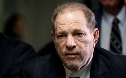 Harvey Weinstein enfrenta un nuevo cargo de delito sexual en Nueva York, sumándose a las acusaciones previas y su condena de 23 años por violación y agresión sexual.