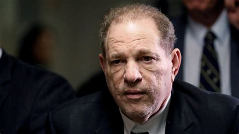 Harvey Weinstein enfrenta un nuevo cargo de delito sexual en Nueva York, sumándose a las acusaciones previas y su condena de 23 años por violación y agresión sexual.