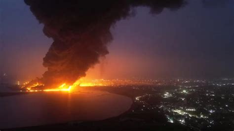 El reciente bombardeo de Israel en el sur de Líbano intensifica la tensión regional, afecta infraestructuras civiles y militares, y preocupa a la comunidad internacional por una posible escalada bélica.