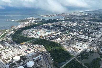 Pemex inicia exportaciones de combustible desde la refinería Olmeca hacia India, buscando diversificar ingresos y posicionarse en mercados internacionales estratégicos.