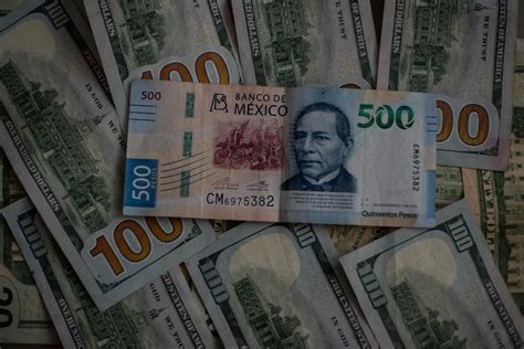 El peso mexicano y la Bolsa Mexicana de Valores cayeron en medio de incertidumbre económica global y expectativas de nuevas políticas monetarias.