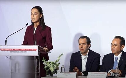 Sheinbaum presenta plan para atraer inversiones y mejorar la calidad de vida en CDMX destacando sostenibilidad, innovación y apoyo a PyMEs en foro económico de AmCham.