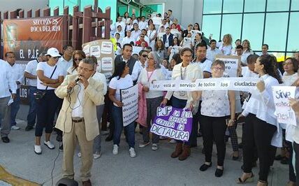 Trabajadores del Poder Judicial protestan en Día de Muertos con ofrenda, exigiendo respeto a sus derechos laborales y expresando preocupación por reformas que amenazan sus beneficios económicos y estabilidad laboral.