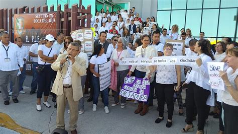 Trabajadores del Poder Judicial protestan en Día de Muertos con ofrenda, exigiendo respeto a sus derechos laborales y expresando preocupación por reformas que amenazan sus beneficios económicos y estabilidad laboral.