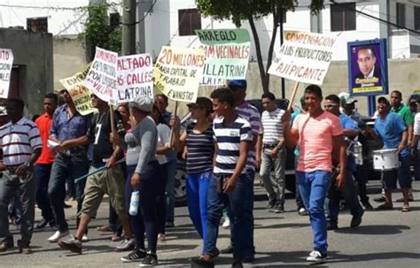 Habitantes de Altamirano exhibieron y humillaron al presidente municipal por incumplir promesas de obras públicas. La comunidad exige respuestas y acciones inmediatas.