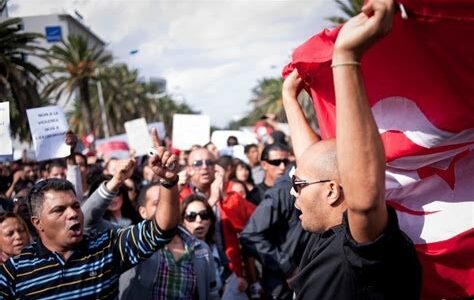 Desempleo, inflación y corrupción desatan protestas en Túnez; ciudadanos exigen reformas ante el deterioro económico y la inminencia de elecciones en diciembre de 2024.