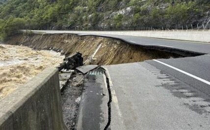 Huracán Helene deja 89 muertos y una estela de destrucción en la costa este de EUA. Autoridades y voluntarios trabajan sin descanso en tareas de rescate y reconstrucción.