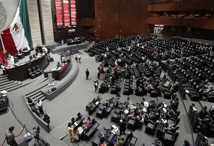 La Cámara de Diputados debate una reforma clave para integrar la Guardia Nacional a la Sedena, generando controversia sobre seguridad pública y derechos humanos en México.