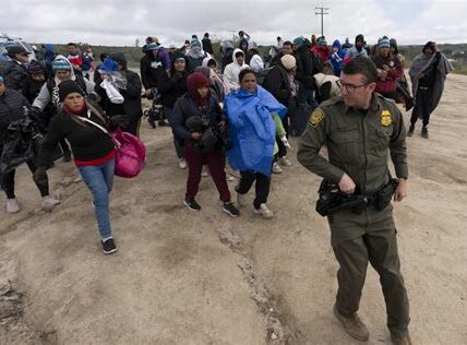 La administración Biden refuerza restricciones de asilo en la frontera para gestionar el creciente número de inmigrantes, exigiendo solicitudes previas desde un tercer país.