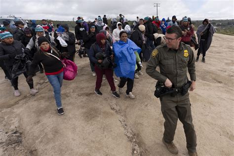 La administración Biden refuerza restricciones de asilo en la frontera para gestionar el creciente número de inmigrantes, exigiendo solicitudes previas desde un tercer país.