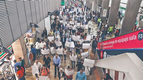 La reubicación de taxis en el AICM ha generado molestias, forzando a los pasajeros a caminar más y a los taxistas a enfrentar una reducción de clientes e ingresos.