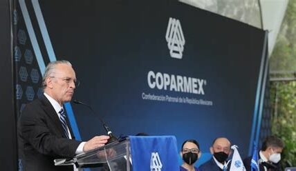 Inversionistas retiran capital por inseguridad jurídica y pública en México, señala Coparmex. Salida de inversiones supera 20 mil millones de dólares en 2022. Se requieren ajustes urgentes.