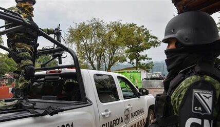 La reforma transfiere el control de la Guardia Nacional a la Sedena, con fuertes posturas a favor y en contra sobre su impacto en la militarización de la seguridad pública.